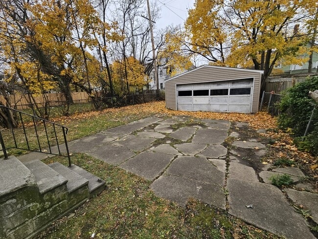 Building Photo - 2032 W 98th St