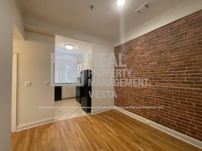 Building Photo - 587 Cherry St