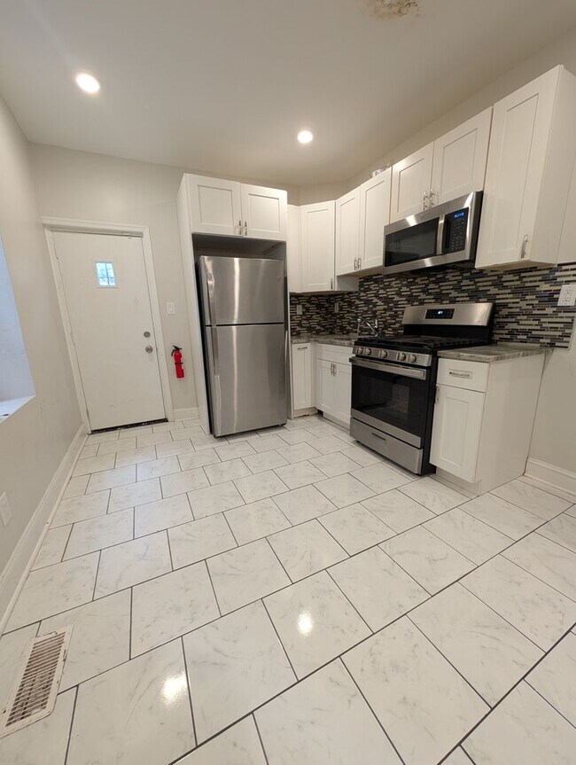 Building Photo - Brand New home!!