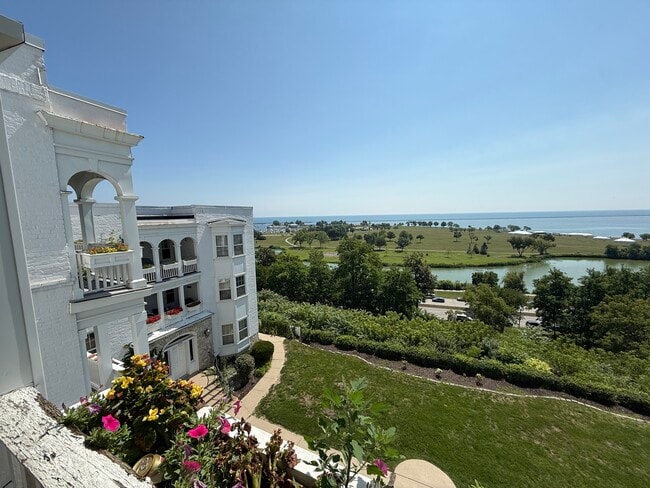 Building Photo - White Manor