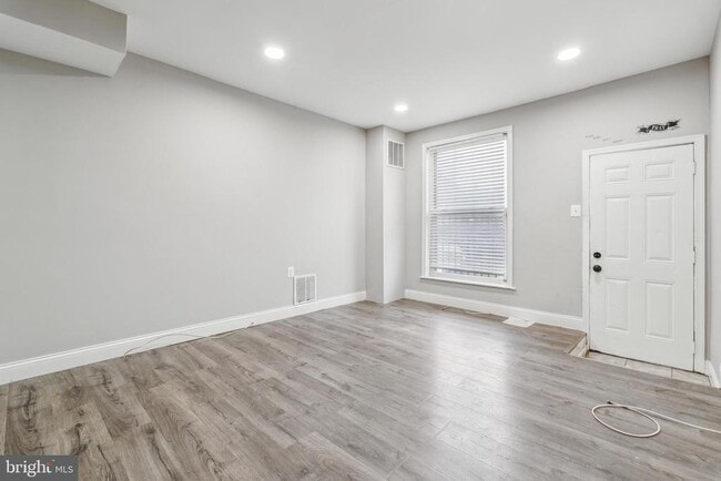 Building Photo - 450 Furrow St