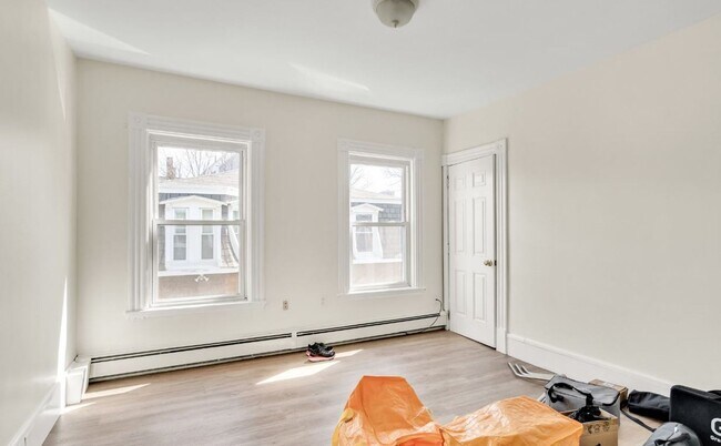 Building Photo - Charming 7 Bedroom