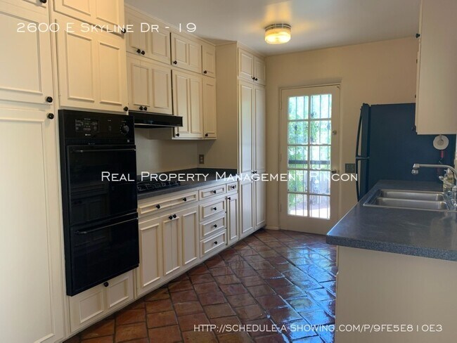 Building Photo - 2600 E Skyline Dr