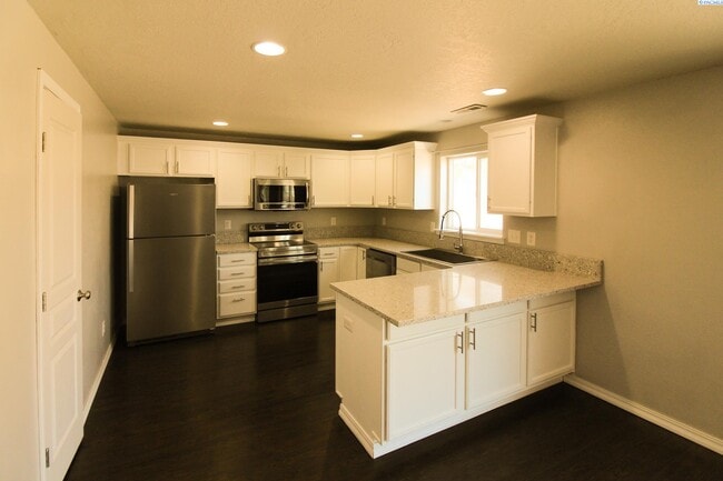 Building Photo - 4 bedroom, 2 1/2 bath home in Pasco