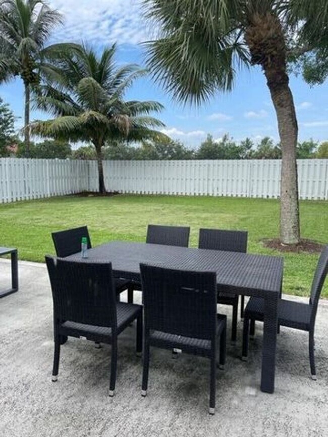 Foto del edificio - 7891 Manor Forest Blvd