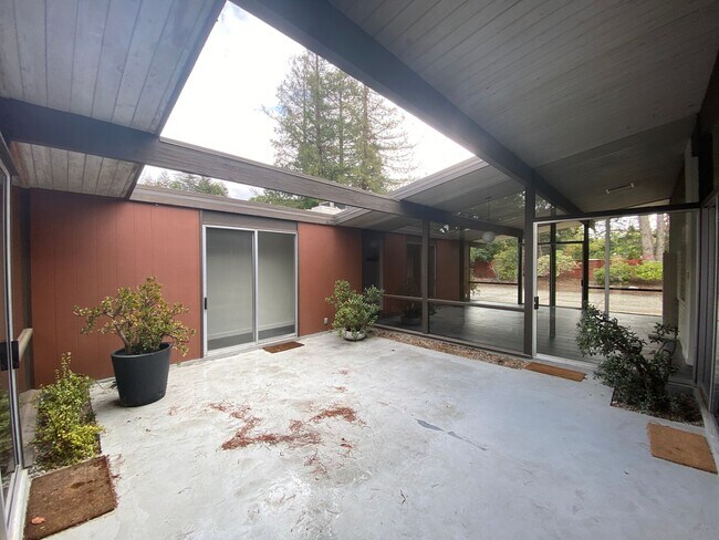 Foto del edificio - Gorgeous Single-Level Eichler in Northgate...