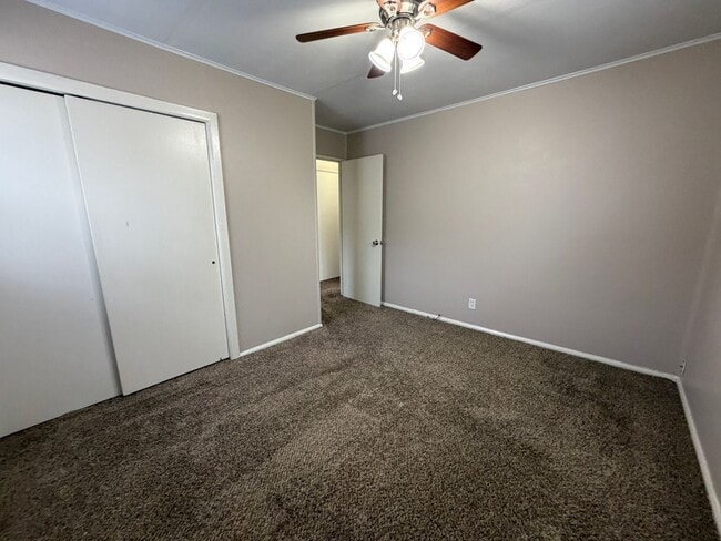 Building Photo - 2715 Kenwood Ave