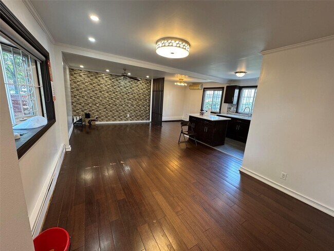 Foto del edificio - 162-33 76th Rd