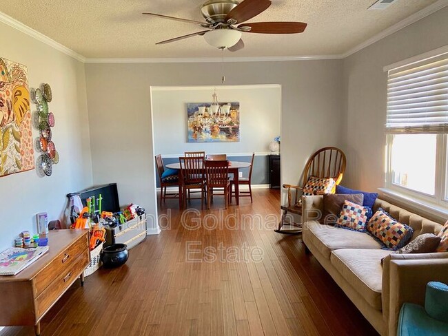 Building Photo - 945 Aspen Dr