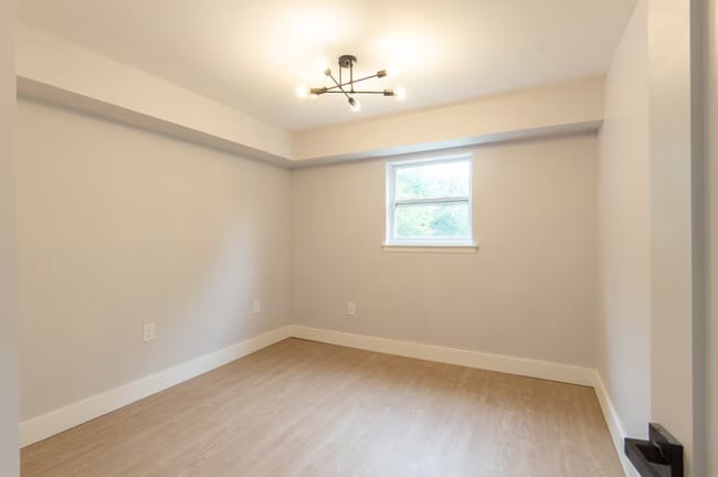 Building Photo - 1913 Country Ln