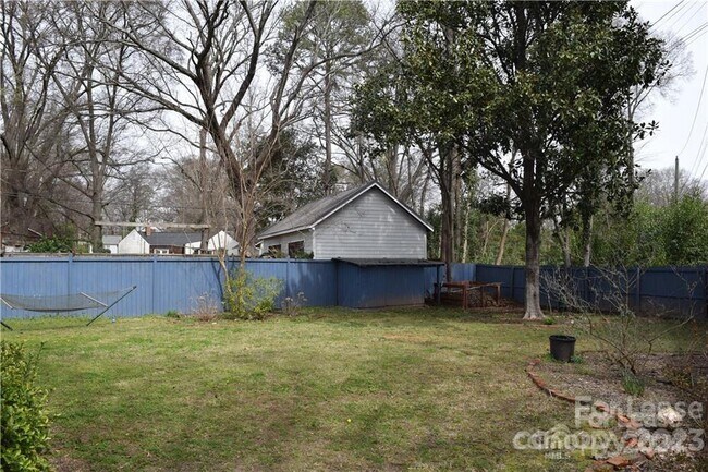 Foto del edificio - 1221 Meadow Ln
