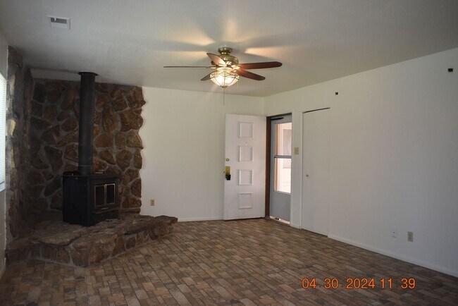 Building Photo - 3 bed / Ranch Style