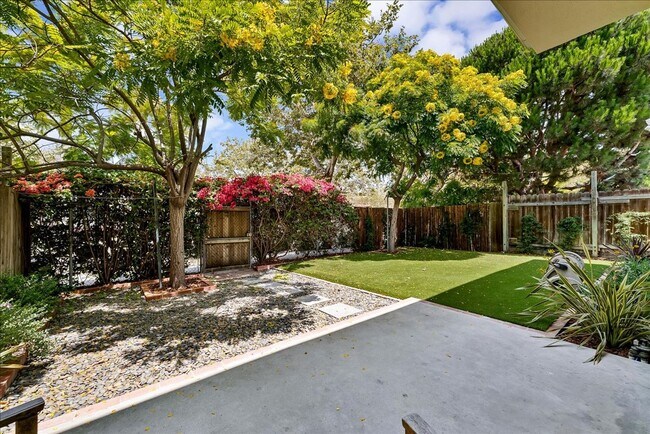Building Photo - Large Private Backyard! Minutes from Abbot...