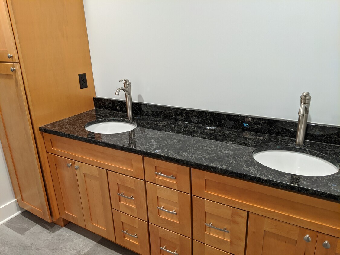 Master bath - 4001 Stanley Rd