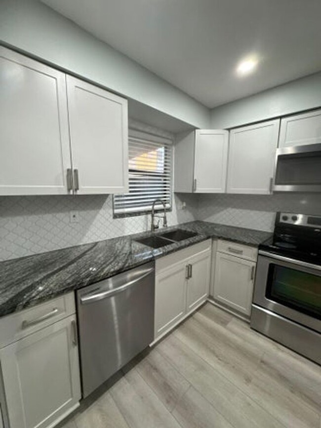 Building Photo - 5205 Bayside Dr