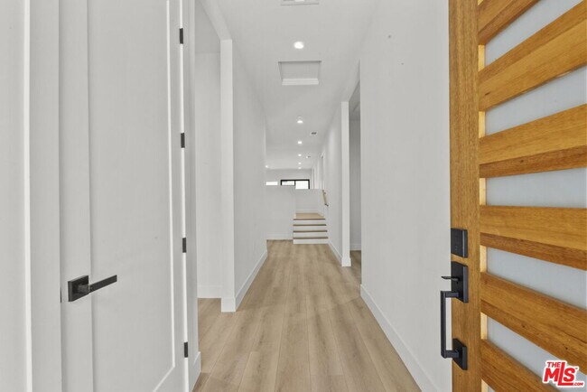 Building Photo - 521 N Martel Ave