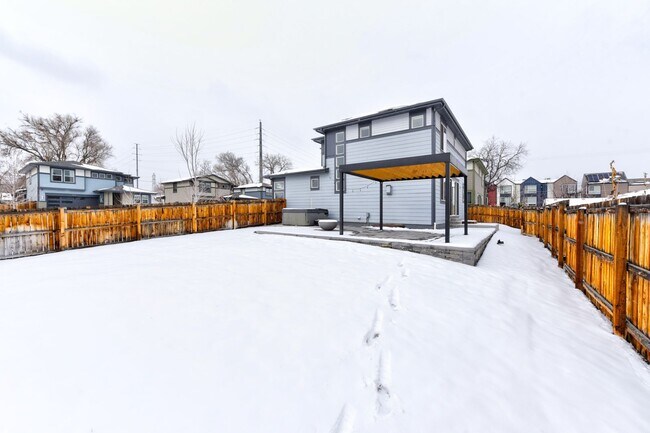 Building Photo - Beautifully and Modern 4bd,4ba Home W/ Hot...