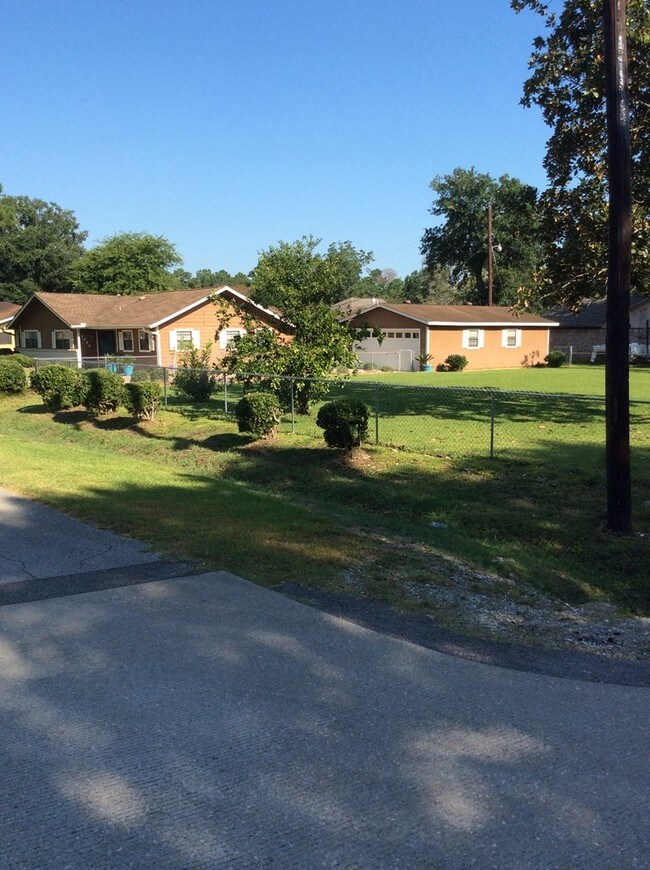 Building Photo - 5485 Emerald Dr
