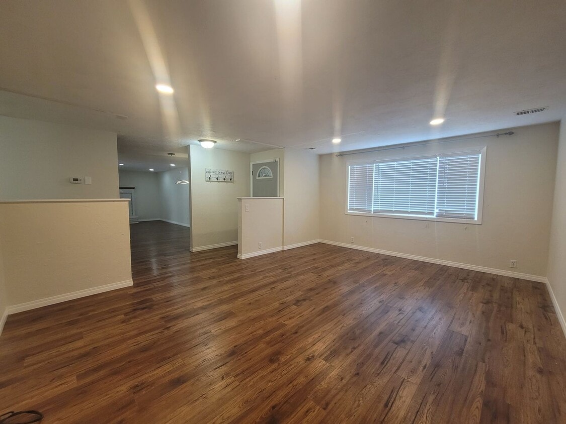 Charming 3 bedroom 2 bath. - Charming 3 bedroom 2 bath.
