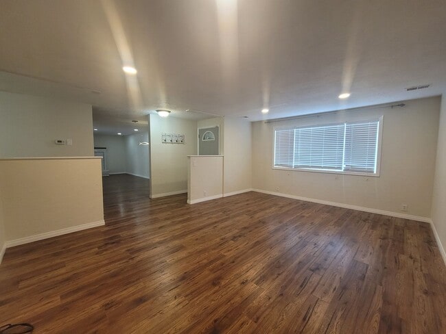 Charming 3 bedroom 2 bath. - Charming 3 bedroom 2 bath. House