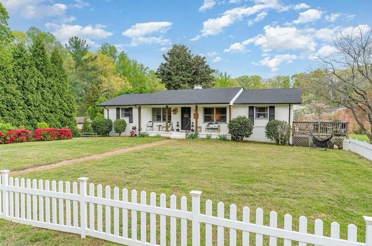 Primary Photo - Pool and Movie Room - Charming 3BR House i...
