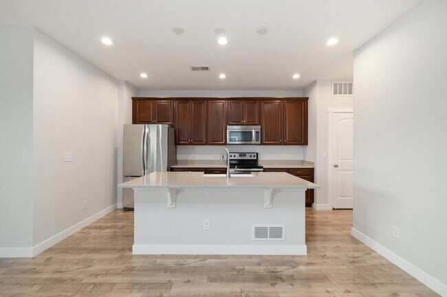 Foto del edificio - Outstanding Townhome W/ Large 3 Bed- 2.5 Bath and 2-Car Garage!
