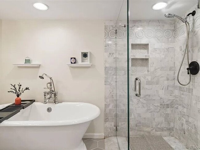 Foto del edificio - 7647 Elmwood St