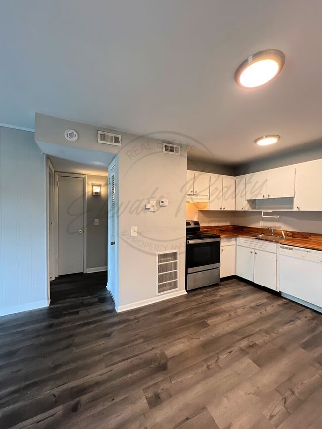 Foto del edificio - One Bedroom Condo, FIRST FLOOR, Assigned P...