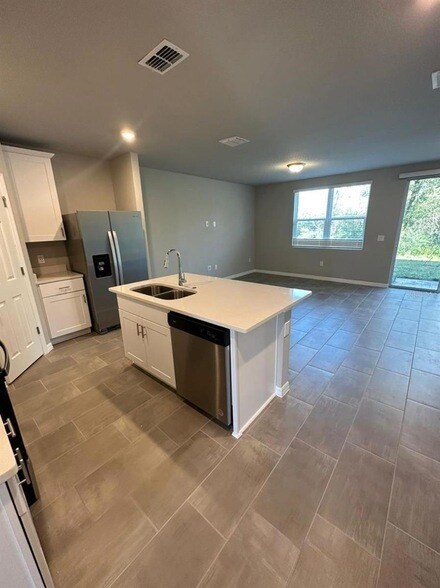 Building Photo - 652 Legacy Lp