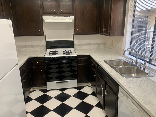 Kitchen - 11473 Moorpark St