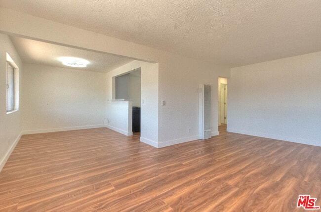 Foto del edificio - 8468 S Halldale Ave