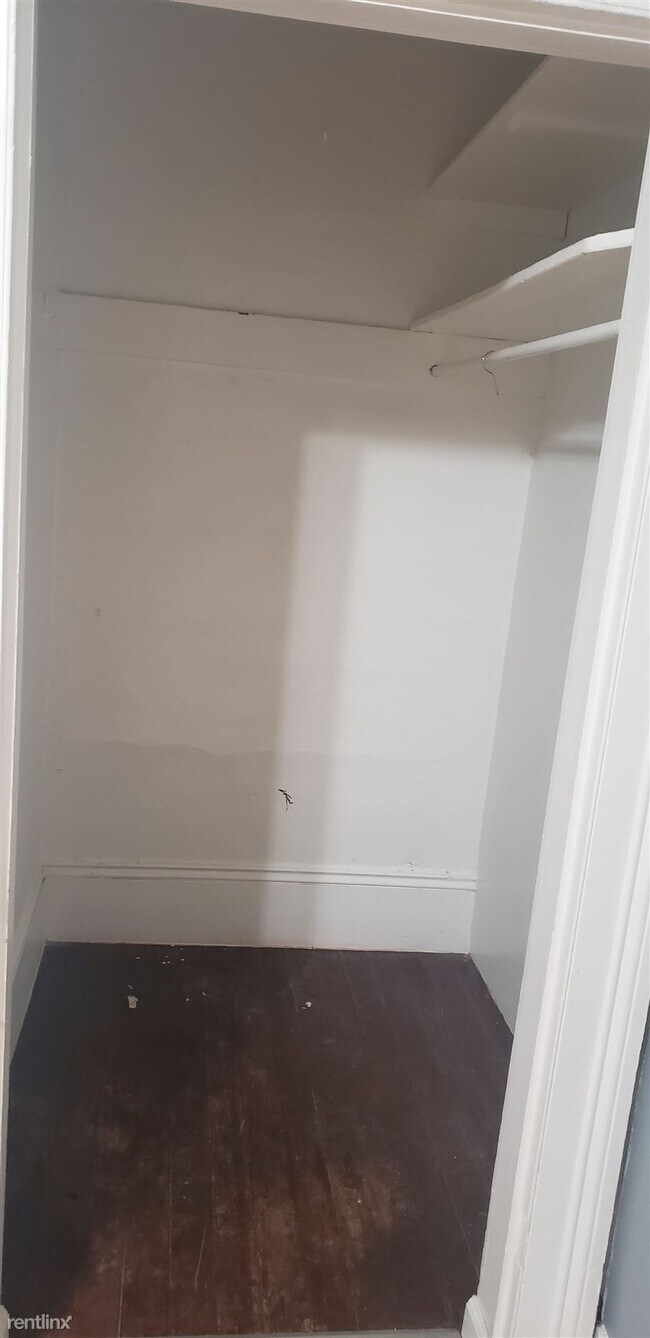 Building Photo - 1 br, 1 bath Triplex - 3389 Mulberry Stree...
