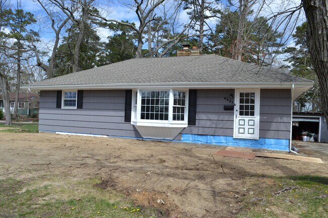 Building Photo - 6531 Lake Dr