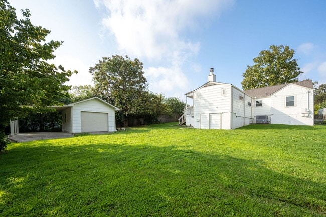 Building Photo - Huge 3 Bed/2 Bath Home