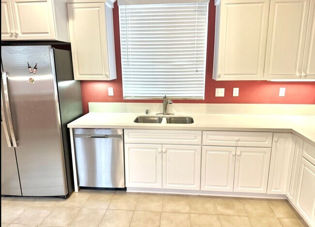 Foto del edificio - COMING SOON!!! Beautiful 3 Bed, 3 Bath, and 2 Car Garage in Lake Elsinore Minutes from the Late!