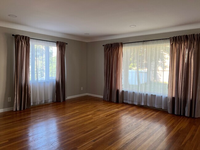 Building Photo - 115 Point Breeze Pl