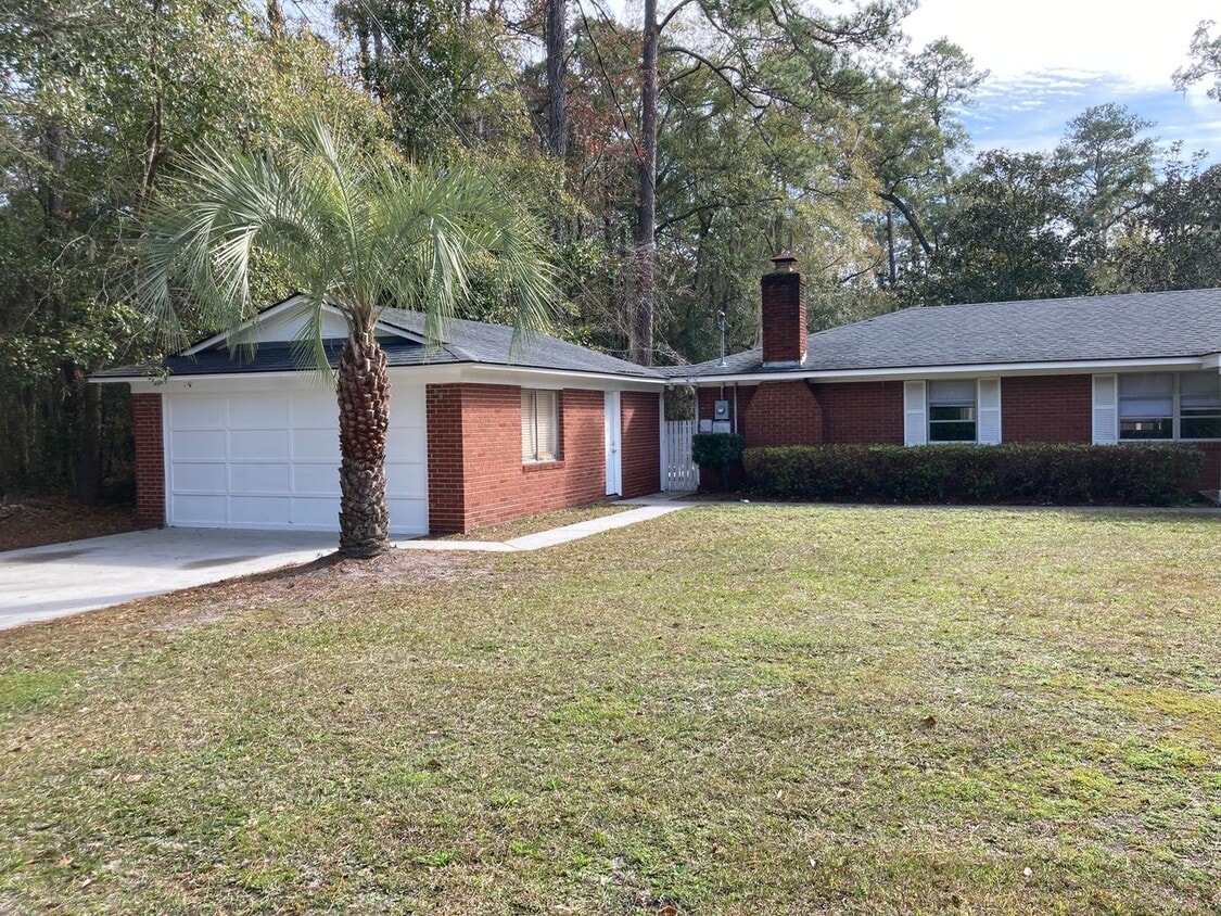 Foto del edificio - Coming Soon: Three Bedroom House on Fergus...