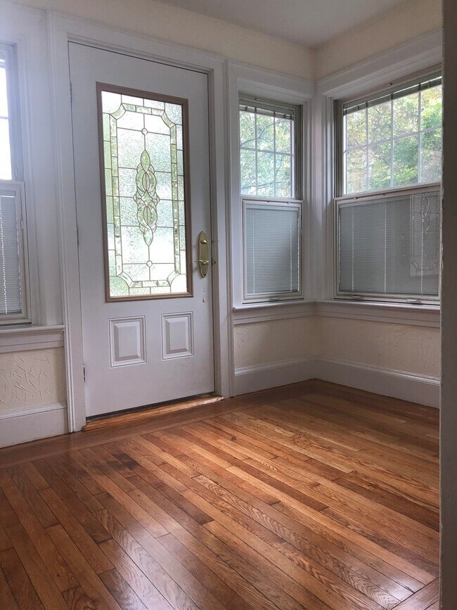 Building Photo - 423 - 425 Wayland Avenue
