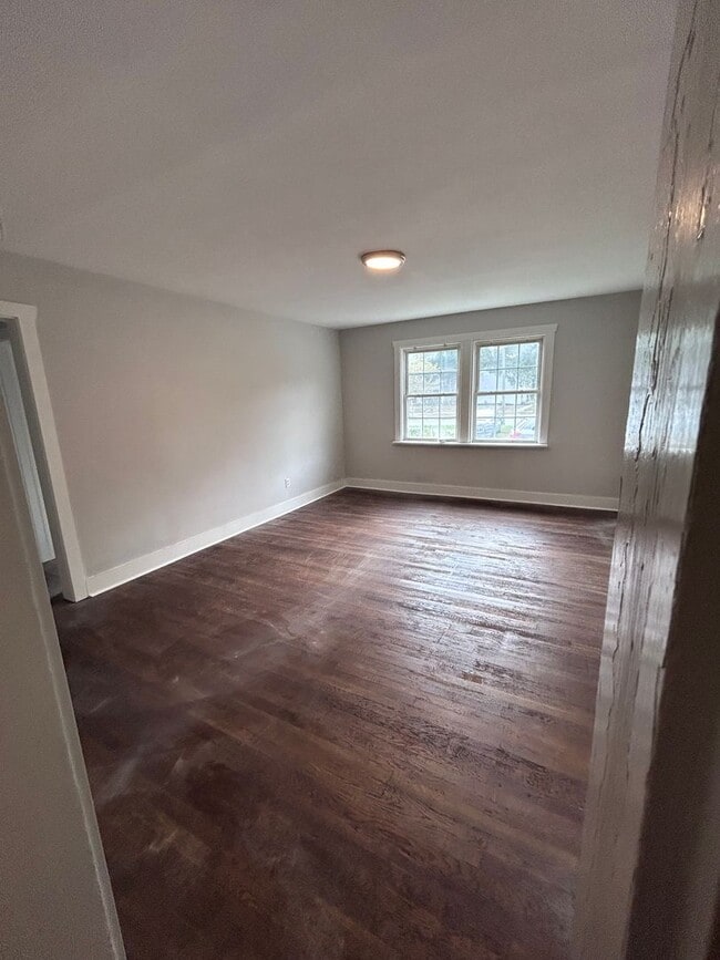 Building Photo - Available Now! | Fully Remodeled 2 Bed, 1 ...