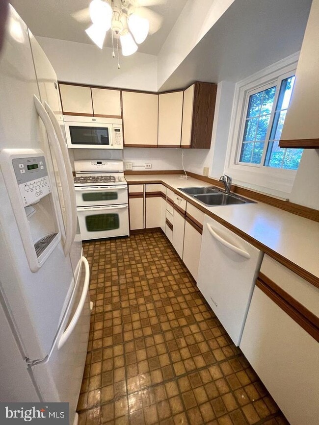 Building Photo - 1620 Mt Eagle Pl
