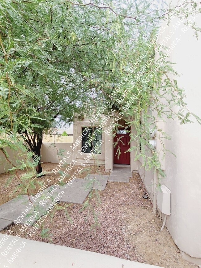 Building Photo - 13831 N Kendall Dr