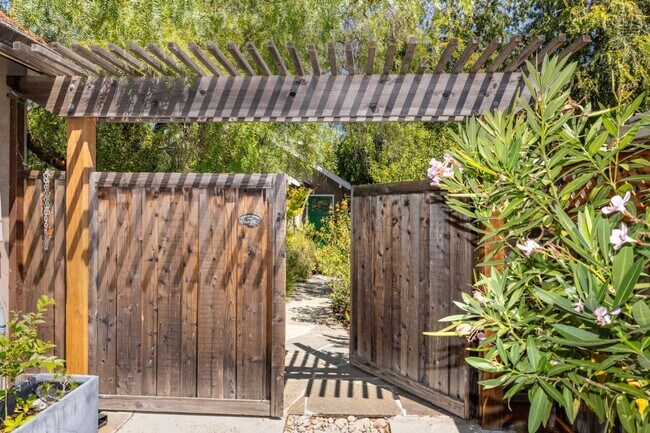 Photo - 6 Year "Young" Cottage w/ AC & Private Yard! House