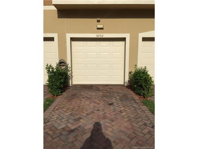 Foto del edificio - 5753 Hampton Hills Blvd