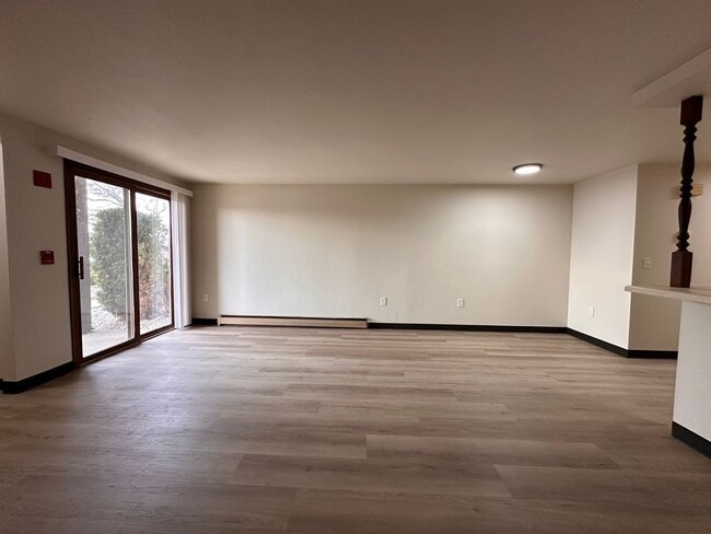 Foto del edificio - Recently Renovated 1 Bedroom 1 Bath Lower Apartment W/Garage!