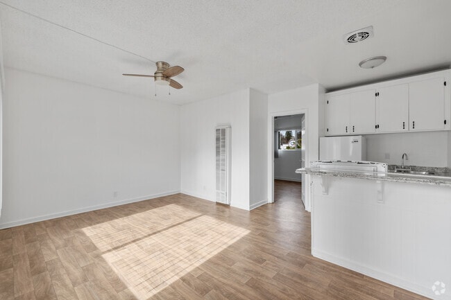 1 habitación, 1 baño, 460 pies cuadrados, sala de estar y comedor - The Plaza
