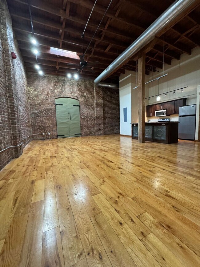 Foto del edificio - MOVE IN SPECIAL! Stunning 2 Bed / 2 Bath Downtown Loft in the Heart of Springfield!