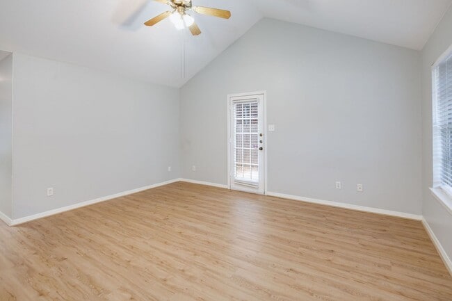 Foto del edificio - NOVEMBER Move in! 2/2 Duplex with fenced i...
