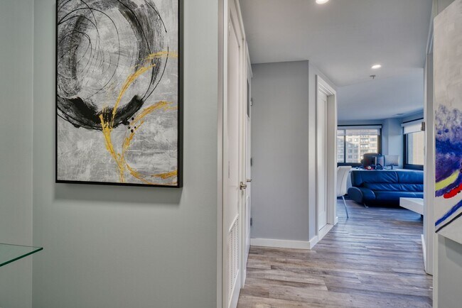 Building Photo - Sleek and Modern One Bedroom Condo for Ren...