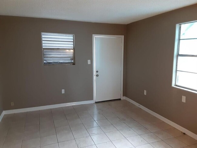 Building Photo - 3718 Avenue M 1/2