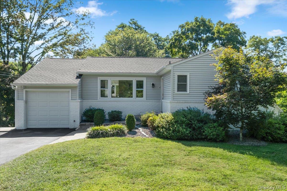 Foto principal - 8 Pine Hill Rd